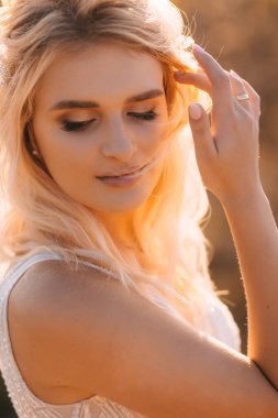 Model gelin güneş altında sahilde. Güzellik, saç, stil.