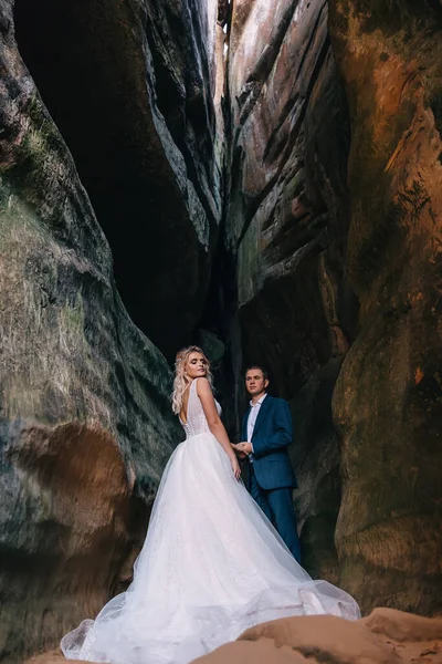 Beau Couple Mariage Dans Les Montagnes Avec Des Rochers — Photo