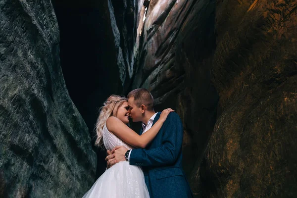 Νύφη Και Γαμπρός Στο Φόντο Των Βράχων Άντρας Φιλάει Απαλά — Φωτογραφία Αρχείου