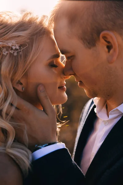 Side View Porträtt Fantastisk Bröllopspar Kysser Mot Solnedgången Medan Brudgummen — Stockfoto