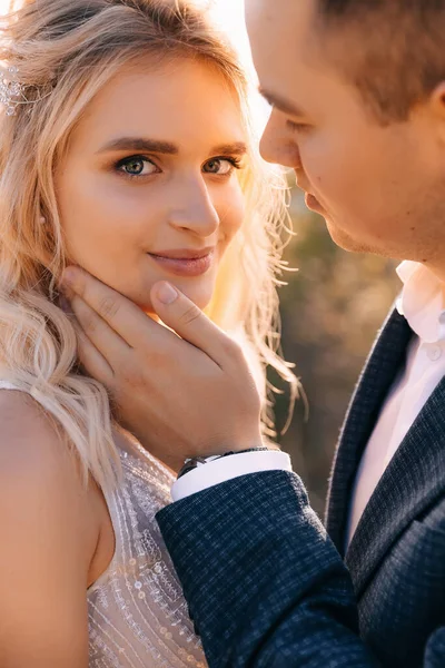 Close Retrato Jovem Casal Alegre Casamento Menina Olha Para Câmera — Fotografia de Stock