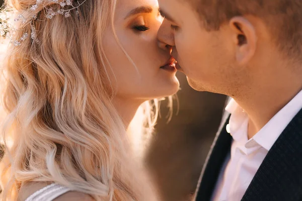 Atrakcyjna Para Nowożeńców Czuła Chwila Przed Pocałunkiem Ślub Świeżym Powietrzu — Zdjęcie stockowe
