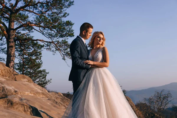 Gelukkig Mooi Koppel Bruid Bruidegom Trouwdag Buiten Bergen Rots — Stockfoto