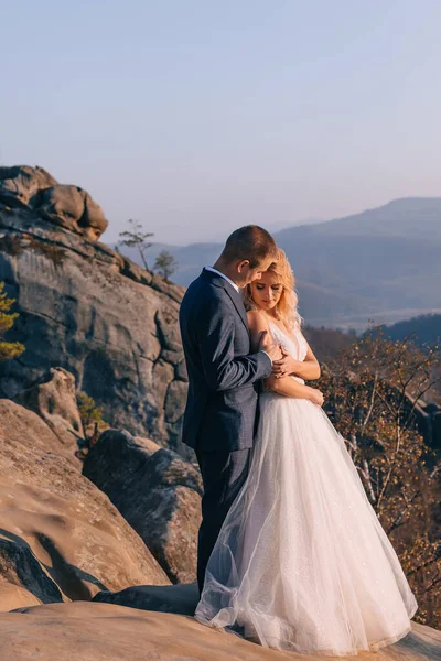 Γαμήλιο Ζεύγος Περπάτημα Στα Βουνά — Φωτογραφία Αρχείου
