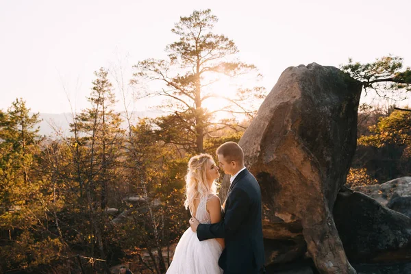 Gelukkig Liefdevol Stel Reizen Vakantie Vakantie Liefdesverhaal Vriendschapsconcept Glimlachend Koppel — Stockfoto