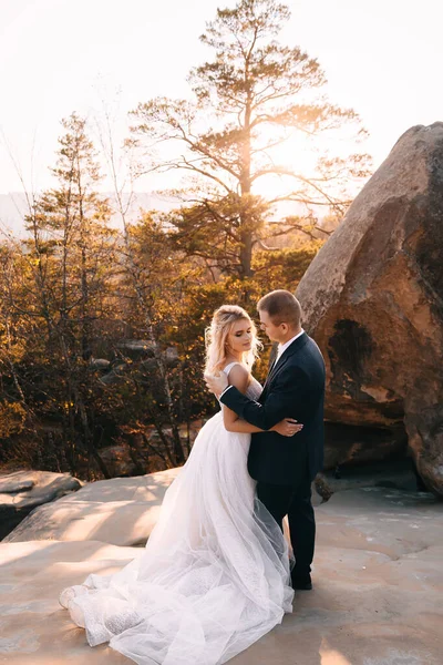 Belos Recém Casados Abraçam Nas Montanhas Pôr Sol Noiva Noivo — Fotografia de Stock