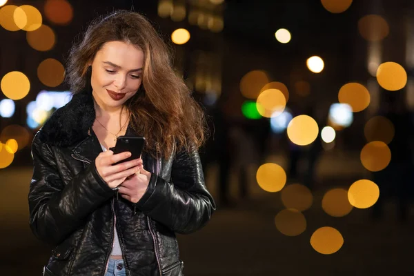 Glad Brunett Kvinna Snygg Outfit Njuter Ansökan Smartphone För Att — Stockfoto