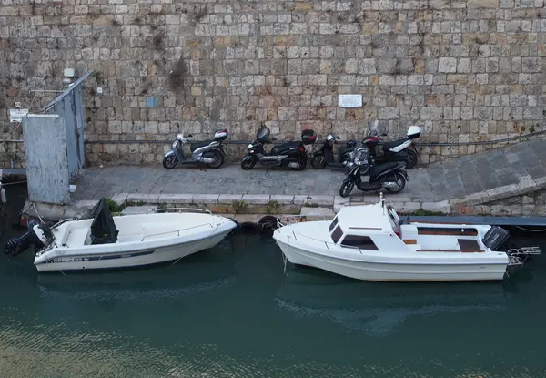 Barcos e motociclos no parque de estacionamento — Fotografia de Stock