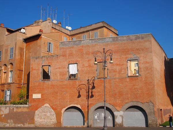 Gammel bygning midt i Rom – stockfoto
