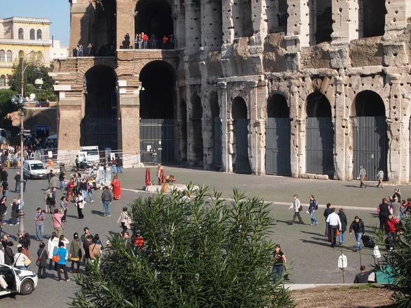 Rome, tourists at the colosseum — Stock Photo, Image