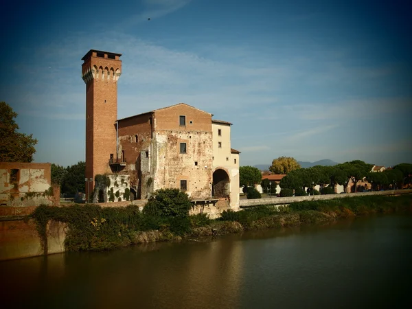 Pisa, hem med utsikt över floden — Stockfoto