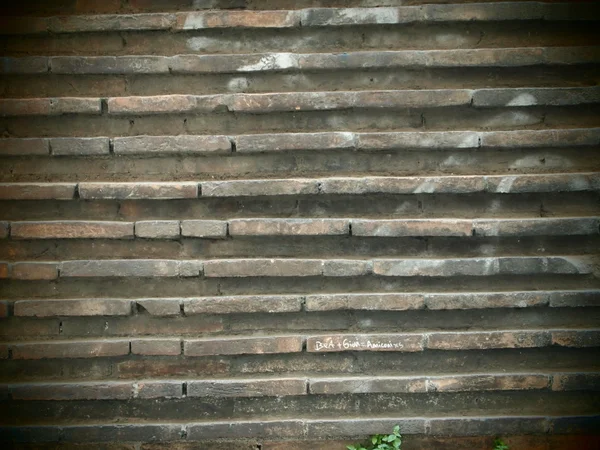 Mur de briques ondulées — Photo