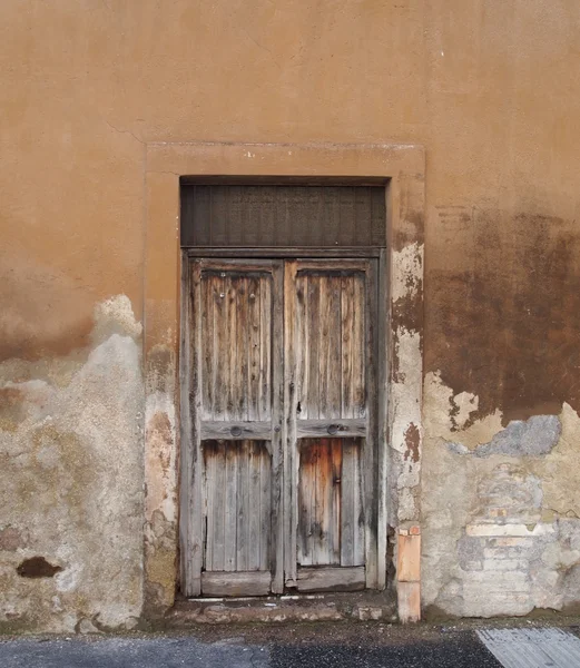 Zeď s poškozené dveře — Stock fotografie