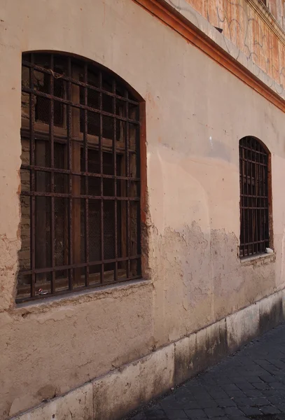 Окна с решетками старых зданий — стоковое фото