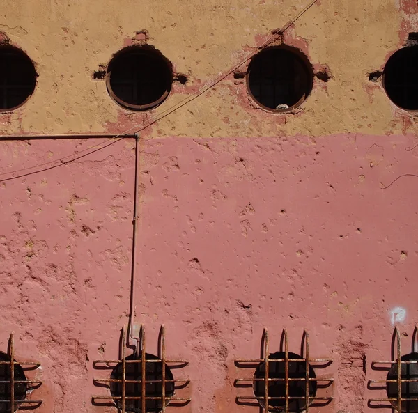 duvar yuvarlak pencereler ve Izgaralar