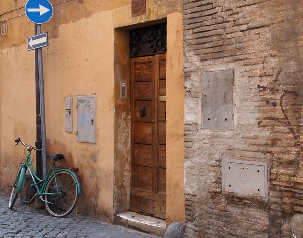 eski ahşap kapı ve Bisiklet