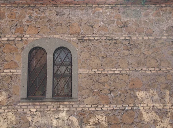 Fenêtres avec grilles de bâtiments anciens — Photo