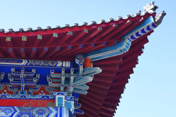 The Long Shou Shan Temple (Heihe). Corner of roof close up. — Stock Photo, Image