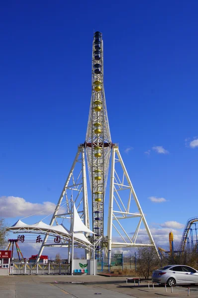 Riesenrad im Freizeitpark — Stockfoto