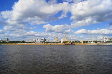 kasaba, blagoveshchensk. amur Nehri bir yaz günü bulutlu göster