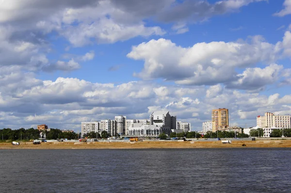 Благовєщенськ (Росія). Переглянути від річки Амурська хмарний день літа Стокове Зображення