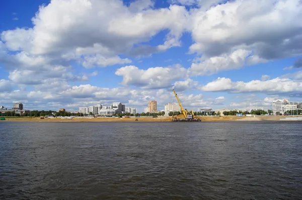 Stad van Blagovesjtsjensk. uitzicht vanaf de rivier de Amoer op een bewolkte dag van de zomer Stockfoto