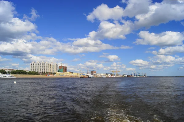 Stadt Blagoweschtschensk am Fluss Amur lizenzfreie Stockbilder