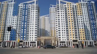 Heihe (Çin). Gökdelenler ve sokak trafik (Yukarı kaydırmak)