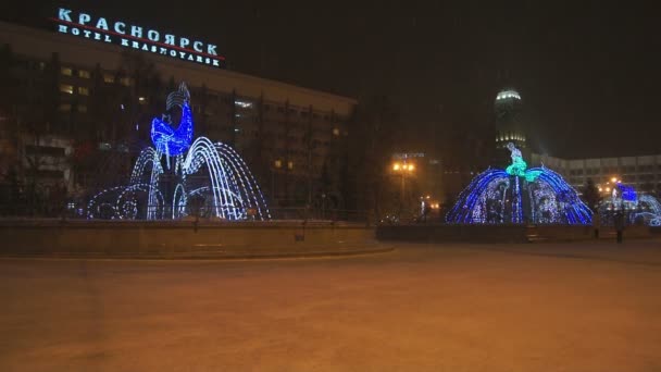 Fontaines lumineuses d'hiver Krasnoïarsk la nuit 03 — Video