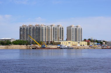 Şehir, blagoveshchensk. nehir kıyısında yeni apartmanlar