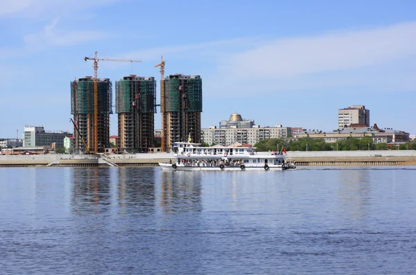 Chinese passenger boat on the river Amur (city of Blagoveshchensk) — Stock Photo, Image