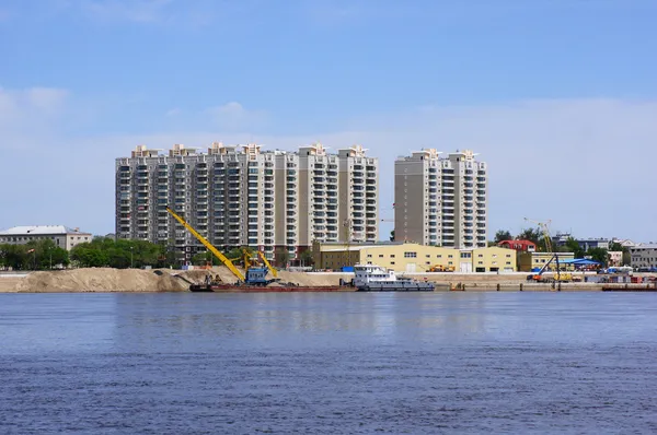 Ciudad de Blagoveshchensk. Nuevos edificios de apartamentos en la orilla del río — Foto de Stock