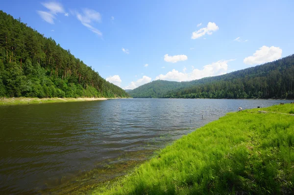 Stuwmeer van Krasnojarsk in de zomer (liggend) — Stockfoto