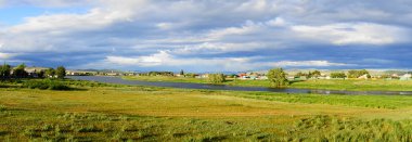 Köy Znamenka (Khakassia). Yaz akşam panorama bulutlar ile
