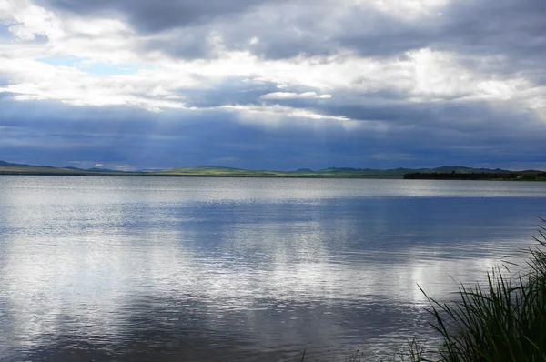 Λίμνη Shira (Khakassia). Το βράδυ ζοφερή σύννεφα στον ουρανό Royalty Free Εικόνες Αρχείου