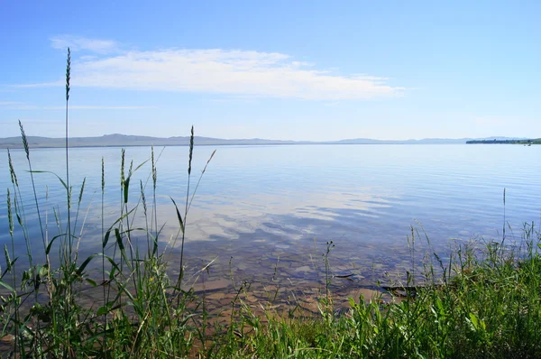Lago Shira (Khakassia). Día de verano, paisaje acuático Imágenes de stock libres de derechos
