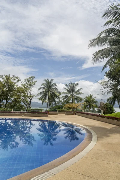 Piscina e moradia no jardim tropical — Fotografia de Stock