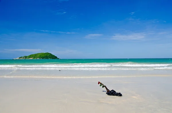 Tropical island and ocean — Stock Photo, Image