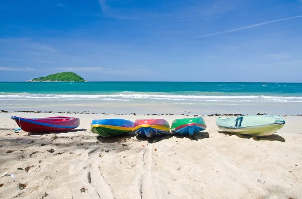 Colourful kayaks on the beach — Stock Photo, Image