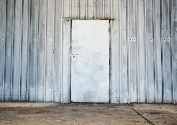 Закрытая металлическая дверь — стоковое фото
