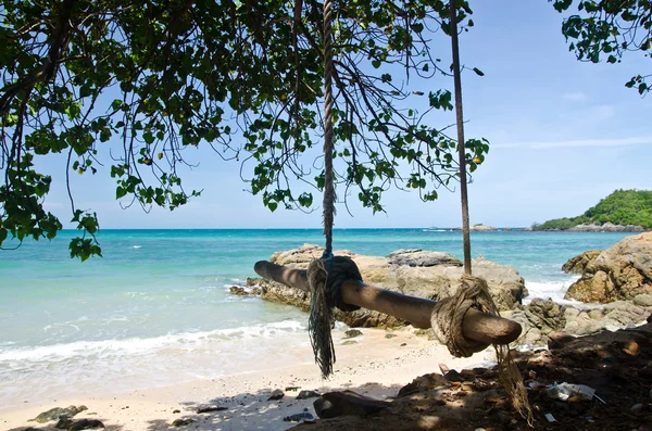 Swing pe o plajă tropicală — Fotografie, imagine de stoc