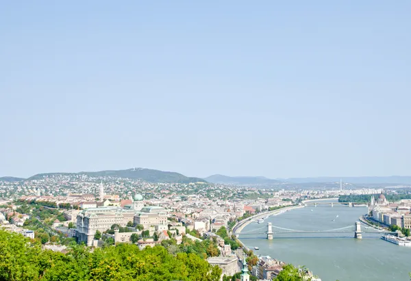 Belle vue sur Budapest et le Danube depuis la colline de Gellert — Photo