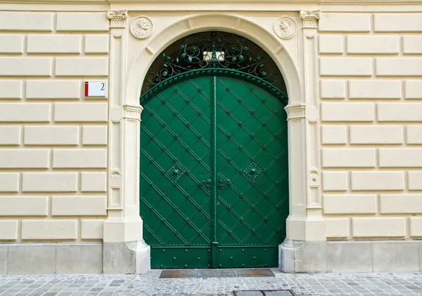 Verde porta da frente antiga — Fotografia de Stock