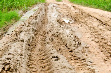 kırsal yol tekerlek izleri yağmurdan sonra