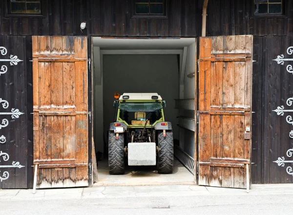 Garage per il parcheggio del trattore — Foto Stock