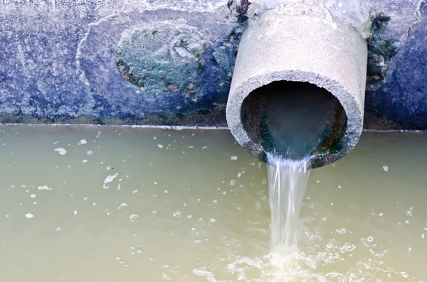 Відходи труби або стічні води забруднення навколишнього середовища Стокове Фото