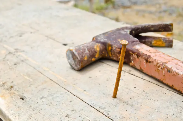 Hammer und Nägel ins Holz — Stockfoto