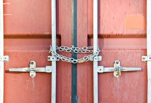 Rode container vergrendeld door keten — Stockfoto