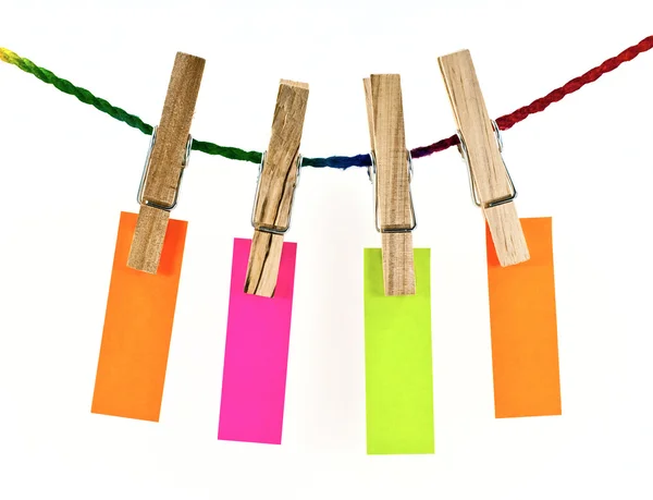 Pin de ropa de madera y papel en blanco colorido en la cuerda —  Fotos de Stock