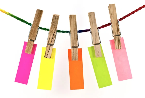 Pin de ropa de madera y papel en blanco colorido en la cuerda —  Fotos de Stock